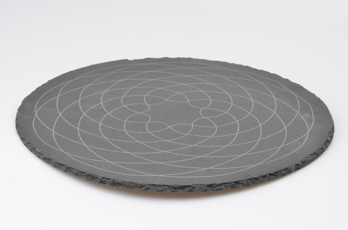 Perspektive leeres Baduk-Spielbrett: Flache Schieferplatte mit feiner grauer Lasergravur.