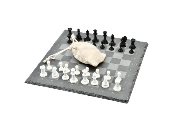 Design Schachspiel Set modern: Naturschiefer-Brett 25x25cm mit klassischen schwarzen und weißen Figuren sowie Aufbewahrungsbeutel.