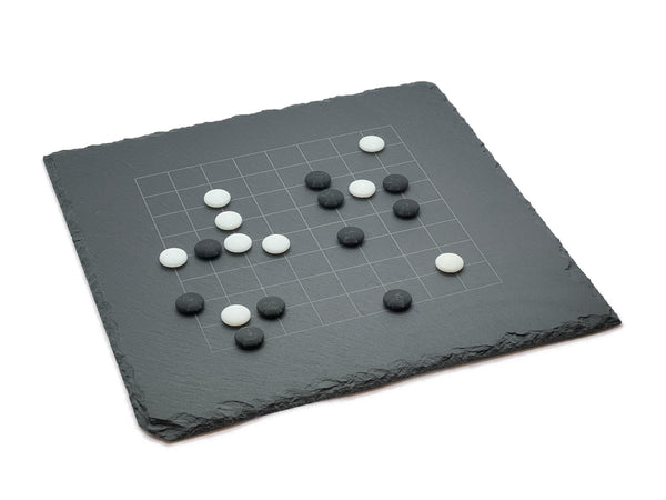 Go Spiel 9x9 aus Schiefer: Kompaktes quadratisches Spielbrett mit schwarzen und weißen Steinen für Einsteiger.